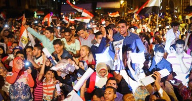 طائرات الهليكوبتر تغازل المحتفلين بذكرى تحرير سيناء فى ميدان عابدين