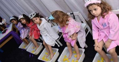 بالصور.. جلسات باديكير ومانيكير لأطفال حضانة بالتجمع