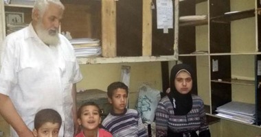 هرب من الفقر لأحضان الموت.. عجز عن إطعام أطفاله فألقى بنفسه وطفليه أمام القطار والشرطة تنقذهم.. وابنته: أبويا مش مجنون ودماغه توزن بلد.. احنا مش هنموت من الجوع وفى رب اسمه الكريم