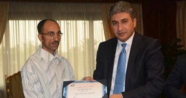 بالصور.. وزير الطيران يكرم عاملاً بمطار سوهاج لإعادته أموال مفقودة