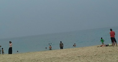 بالصور.."أربعاء أيوب" عادة سيناوية تتجدد كل عام على شاطئ العريش.. كبار السن يعتقدون شفاء نبى الله أيوب بعد أن غمرته مياه البحر فى هذا اليوم.. و"أوقاف شمال سيناء": معتقد خاطئ والنبى أيوب لم يأتِ للعريش
