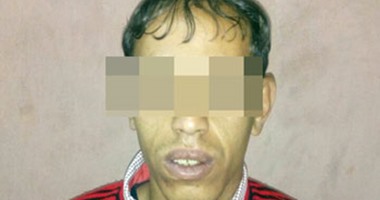 القبض على عامل هارب من تنفيذ أحكام قضائية أثناء ترويجه للمخدرات بكوم أمبو