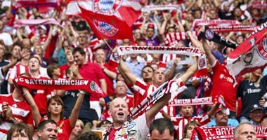 بالفيديو .. جماهير بايرن ميونخ تتغنى بفريقها فى ساحة بلازا بمدريد