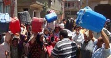 سكان قرية الشطب فى أسوان يشكون عدم وجود مياه صالحة للشرب