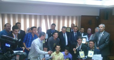 بالصور.. وزير التعليم العالى يكرم الفائزين بمعرض جينيف الدولى للابتكارات