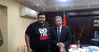 بالصور.. وزير الرياضة ينهى أزمة بطل العالم فى السومو 