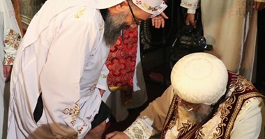 بالصور.. البابا تواضروس يغسل أرجل الكهنة والرجال بالكنيسة فى طقس خميس العهد