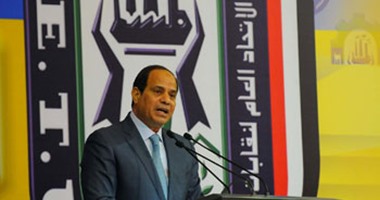 عامل بعد تقبيله رأس السيسي فى احتفال عيد العمال: "شعرت أنه أبونا كلنا"