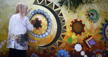 نساء غزة يزين الحوائط برسومات جرافيتي بألوان وأشكال مبهجة