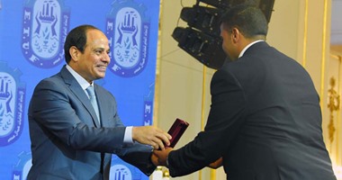 بالصور.. الرئيس السيسي يمنح الأوسمة لعدد من العمال احتفالاً بعيدهم