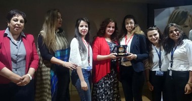 بالصور.. تكريم آثار الحكيم بالأكاديمية العربية للعلوم عن مشوارها الفنى