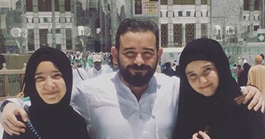 شاهد.. أحمد عادل بصحبة ابنتيه فى الحرم المكى الشريف