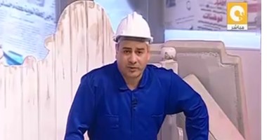 جابر القرموطى يحتفل بعيد العمال بارتداء "العفريتة" الزرقاء وخوذة الأمان