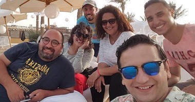 مصطفى خاطر يقفز فى البحر بالغردقة بسبب "لغز ميكى"