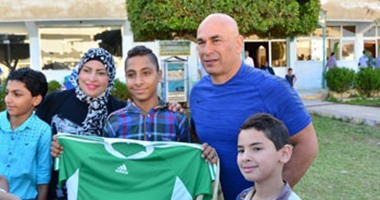 بالصور .. إبراهيم حسن يُهدى " تى شيرت " المصرى للأطفال الأيتام