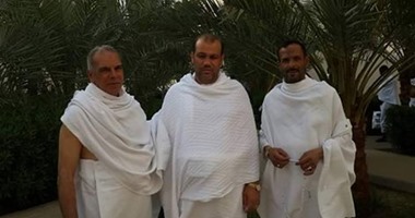 بالصور .. أسرة صلاح تؤدى العمرة قبل السفر لمؤازرة اللاعب فى إيطاليا