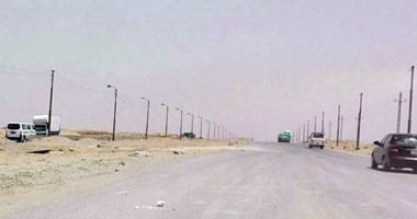 صحافة المواطن.. بالصور.. تهالك طريق المنيا يجبر السائقين على استخدام الطريق المعاكس
