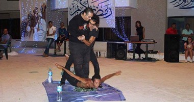 إسلام بياكل الزجاج وينام على المسامير..  one man show