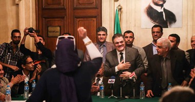 تفاقم أزمة "الوفد".. تيار الإصلاح يضع شروطا قاسية أمام السيد البدوى أبرزها تشكيل لجنة حكماء.. ورئيس الحزب يدعو جميع الهيئات الوفدية لاجتماع طارئ.. واستمرار سيطرة أنصار بدراوى على بوابة "بيت الأمة"