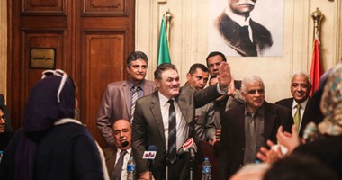 قيادات وأعضاء الوفد يستقبلون السيد البدوى بالهتاف: عاش الحزب ضمير الأمة