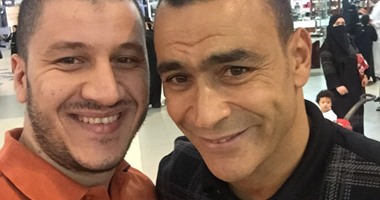 قارئ يلتقط صورة "سيلفى" مع عصام الحضرى بمكة خلال تأديته العمرة