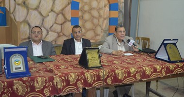 ثقافة الغربية تقدم درع التميز للشاعر مصطفى منصور