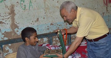 رئيس مدينة إسنا جنوب الأقصر يزور شابا مصابا بمرض العظام الزجاجى