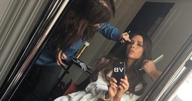 بالصور....فيكتوريا بيكهام فى جلسة مكياج بالـ "بُرنس"