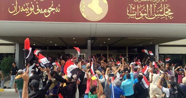 بالصور.. أنصار الصدر يحاصرون موظفى البرلمان العراقى ويحطمون أثاث المبنى