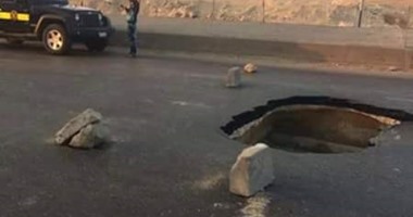 هبوط أرضى بطريق فرعى فى المنيا وتوقف حركة السيارات