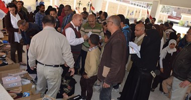 بالصور.. توزيع الملابس والأحذية على الطلاب الأيتام بإدارة تعليمية بكفر الشيخ