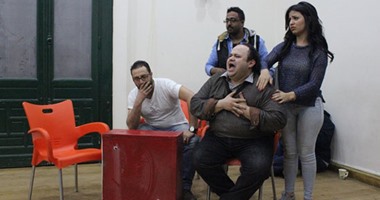 بالصور.. بروفات "لن أعيش فى أخلاق أبى" استعدادا لعرضها على "مسرح النهار"