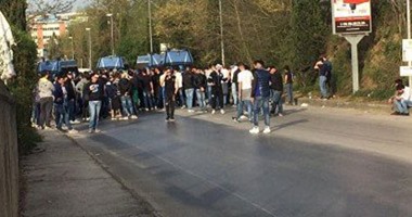 الشرطة تواجه جماهير لاتسيو الغاضبة بقنابل الغاز بعد الهزيمة من روما