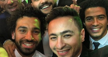 حمادة هلال ينشر سيلفى يجمعه بمحمد صلاح وعمر جابر على "فيس بوك"