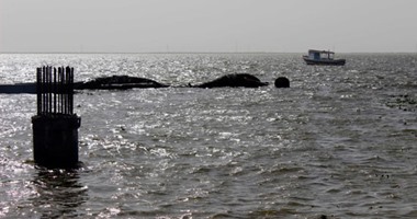 نشوب حريق بالحشائش العشوائية على ضفاف بحيرة المنزلة فى بورسعيد
