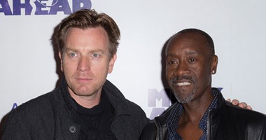 بالصور.. دون شيدل وإيوان مكريجور فى عرض فيلمهما "Miles Ahead" بلندن