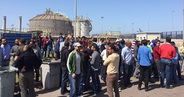 بالصور.. العاملون فى"إستيرنكس" يواصلون إضرابهم لليوم الثالث 