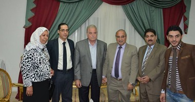 بالصور.. وفد من شباب 30 يونيو يلتقى محافظ جنوب سيناء ويهديه درعا تكريميا