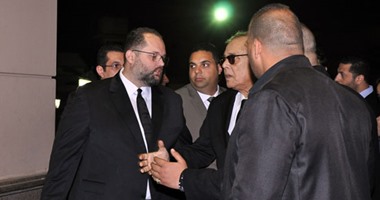 بالصور.. توافد نجوم الفن على عزاء جدة كريم محمود عبد العزيز