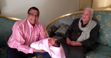 بالصور.. طبيب المنتخب السابق يحتفل بعقيقة حفيدته
