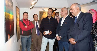 خالد سرور يفتتح معرضا جماعيا بقاعة أجيال بالإسكندرية