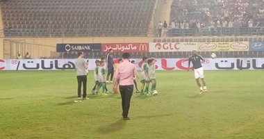 بالصور.. شيكابالا يستعرض مهاراته مع أشبال الزمالك