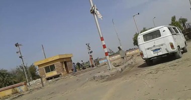 بالصور.. بعد تطوير محطات السكة الحديد بأسوان.. مزلقان بكوم أمبو يعود للعمل اليدوى.. ومحطة الشطب تتحول لوكر لتعاطى المخدرات.. ومحافظ أسوان: أطالب الهيئة بالانتهاء من التطوير قبل الموسم السياحى المقبل