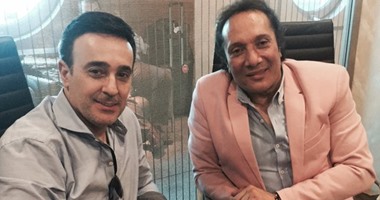 صابر الرباعى يلتقط صورة مع على الحجار فى لقاء الصدفة بمطار القاهرة