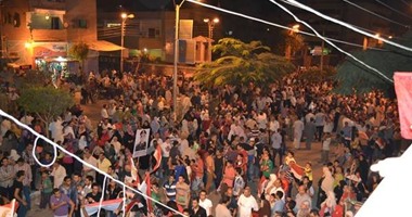 أهالى المعادى ينظمون مسيرة تأييد لـ"السيسى" على أنغام "تسلم الأيادى"