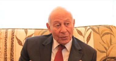 "محمد فائق" يتوجه من المطار إلى غرفة عمليات "القومى لحقوق الإنسان"