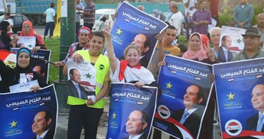 استطلاع مركز بيو الأمريكى: أغلبية المصريين يؤيدون السيسى.. و63% من المشاركين أعربوا عن رفضهم لحمدين صباحى.. و54% يفضلون الاستقرار على الديمقراطية.. ويؤكد: زيادة الاستياء من مرسى والإخوان