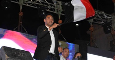 الفنان عمرو مصطفى يشارك مؤيدى السيسى احتفالاتهم بـ"الكوربة"