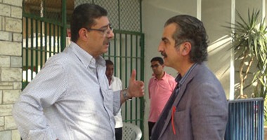 بالصور.. محمود طاهر فى دردشة سريعة أمام الأهلى مع شلتوت: مازلنا نبحث شكاوى الصندوق لتحسين الأداء.. ونطلب مهلة من الجماهير لإرضائهم.. واستقالة يوسف لخروجه عن الأعراف.. ولا مكان للجنة الكرة بالنادى