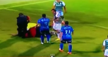 بالفيديو.. مشجع متهور يعتدى على حكم مكسيكى